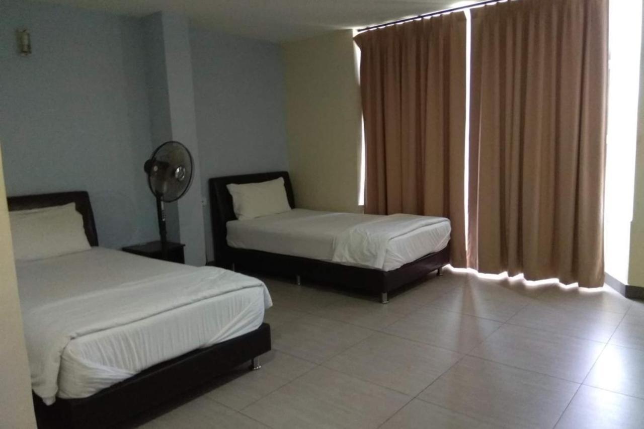 Oyo 90021 Star View Hotel Kampong Batu Tiga Exteriör bild